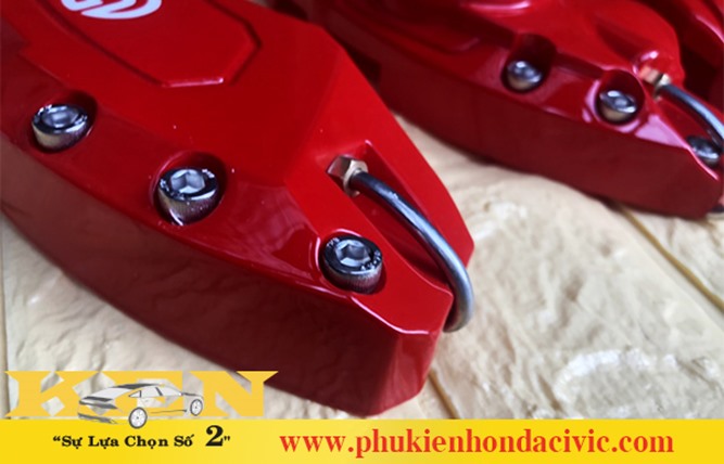 ỐP HEO DẦU BREMBO BẰNG NHỰA CHO MAZDA 3