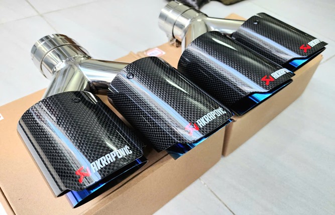 Pô Akrapovic cacbon lỏi titan xanh