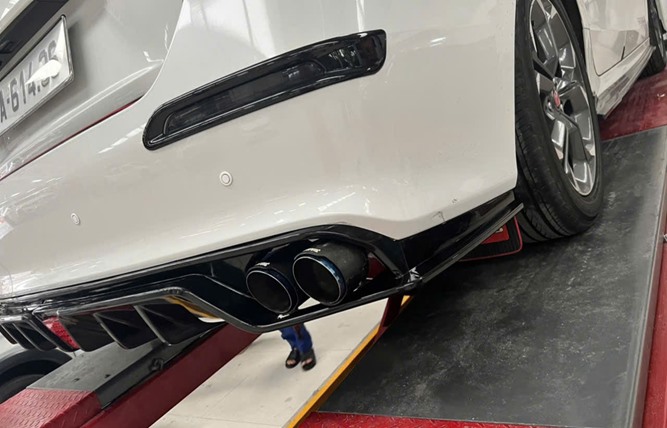 Pô Akrapovic cacbon lỏi titan xanh