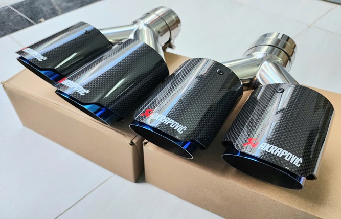 Pô Akrapovic cacbon lỏi titan xanh